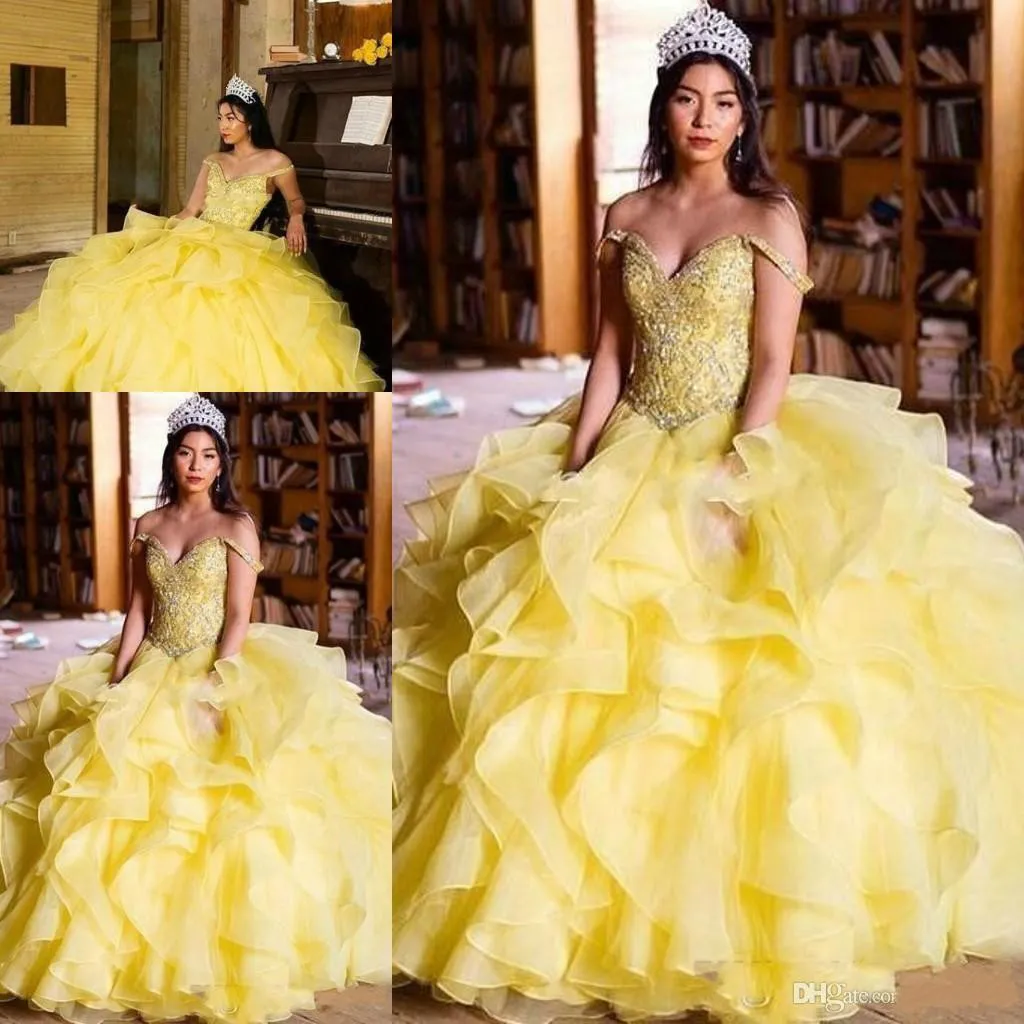 Prinsessan bollklänning 2015 quinceanera klänningar gul av axel cascading ruffles kristall pärlor organza 2018 prom party klänning för söt 16