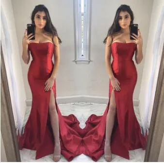 Sexy rote ärmellose Meerjungfrau-Abendkleider mit seitlichem Schlitz, trägerlos, Reißverschluss hinten, Seidensatin, Sweep-Zug-Abschlussballkleider