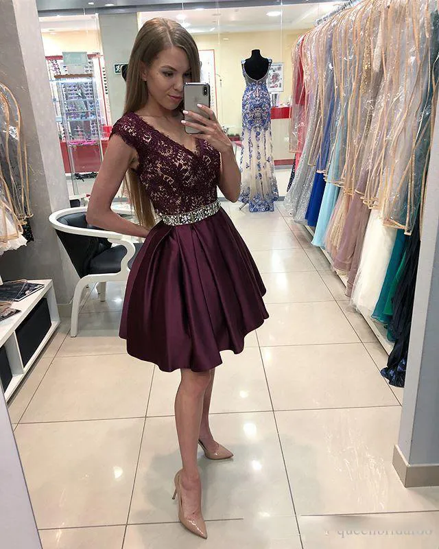 Dark Burgundy Short Homecoming Dresses with Beaded Sash Lace Capped Sleeves Graduation Party Gowns V Neck Maid of Honor Dress