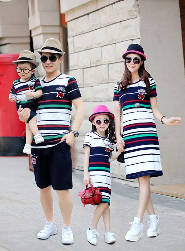 Family Matching Outfits 2019 여름 멋진 패션 저렴한 줄무늬 셔츠 아름다운 치마