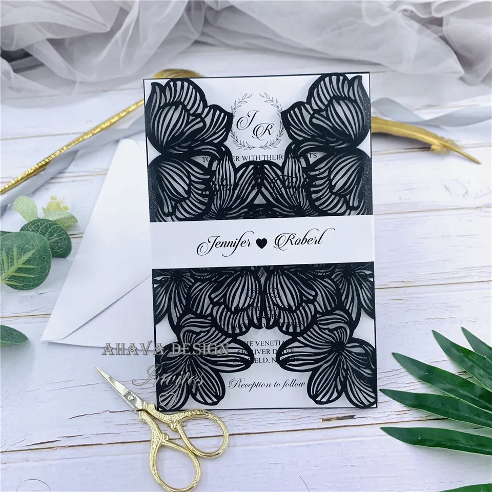 Kişiselleştirilmiş ek ve göbek bandı ile süslü romantik siyah çiçek lazer kesim düğün davetiyesi, 20+ renk mevcut