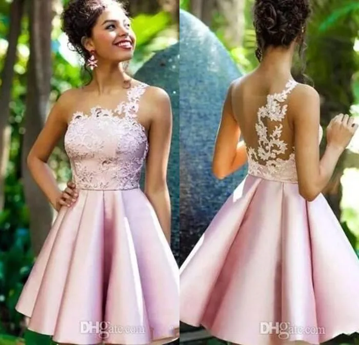 2019 Sexy Curto Chic Sheer Neck Pink Homecoming Vestidos de cocktail Na altura do joelho A Linha Apliques Árabe Curto Vestidos de baile Festa Pageant Wear