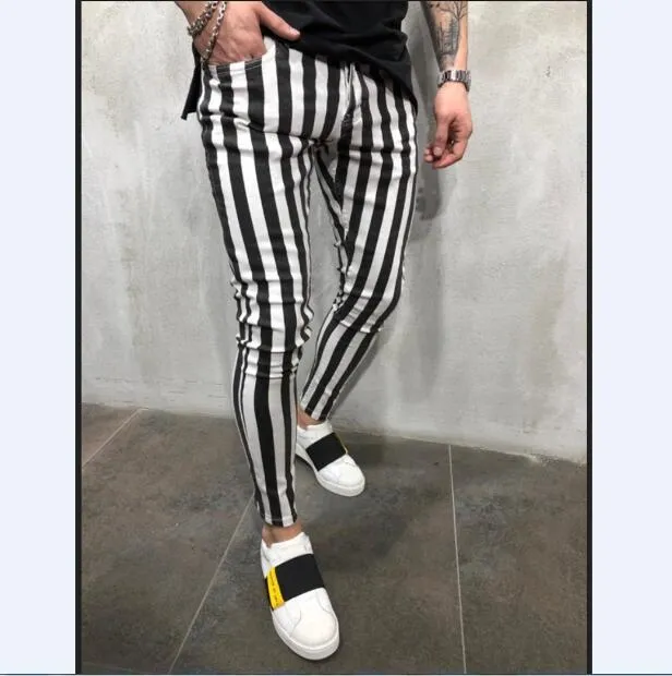 Pantalon blanco con sales rayas negras hombre