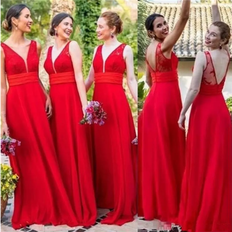 2019 röd chiffong v nacke sexiga brudtärna klänningar Billiga Backless Wedding Gästklänning Långt våning En Line Party Prom Formal Gowns