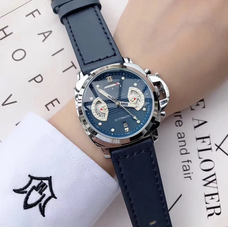 디자이너 남성 시계 가죽 스트랩 44mm 다이얼 패션 남성 쿼츠 맨 발렌타인 선물 방수 손목 시계를위한 시계
