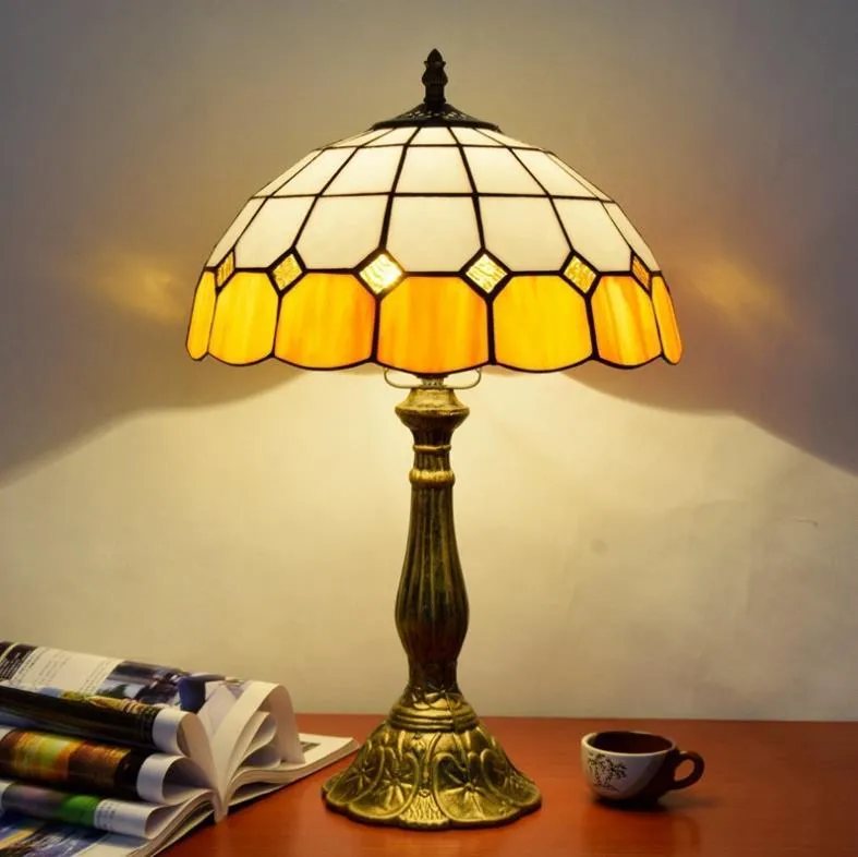 مصابيح الإبداعية الأوروبية والفوانيس تيفاني ملطخة ليلة نوم ضوء الجدول مصباح بار مطعم البحر الأبيض المتوسط ​​الإضاءة الزجاج