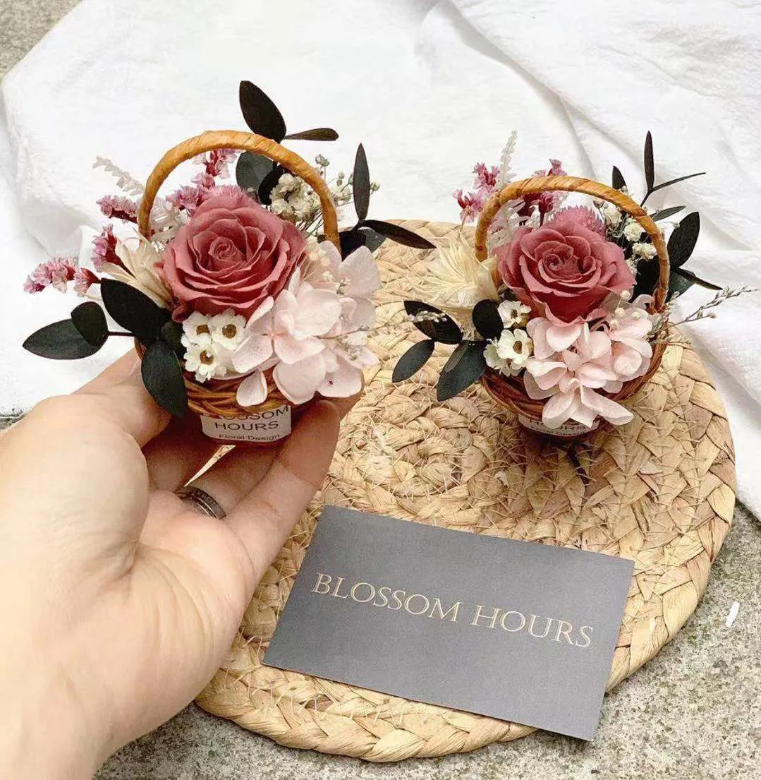Flor eterna flor seca flor com mini fofo doce cesto de cesta de coração artesanato de presente de mesa de decoração