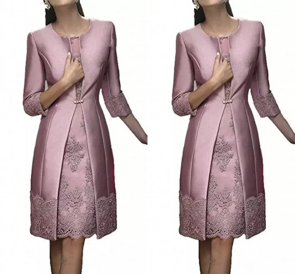 Elegante Abendkleider für die Brautmutter 2020 mit langem Mantel, knielangem Etuikleid in staubigem Rosa, silbernem Grau, Santin- und Spitzenhochzeitskleidern