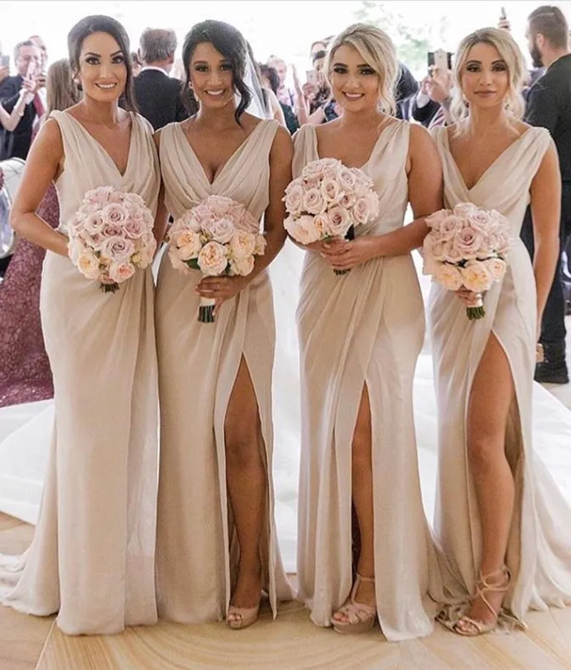 2021 Sexig V Neck Chiffon Beach Bridesmaid Dresses Ärmlös Sida Slit Sweep Train Wedding Guest Party Dress Plats Baklösa Split Maid of Honor Gowns Al3477