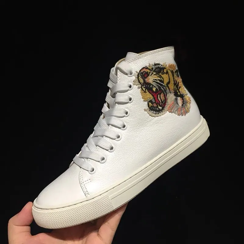 Designer high-top dei pattini casuali di cuoio con gatto arrabbiato tigre drago applique sneaker strutturato per gli uomini donne dimensione 35-46.