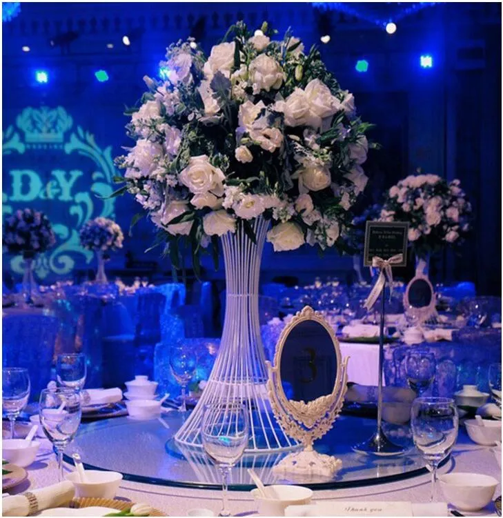Nadzwyczajny kształt trąbki ślubnej Złoto / Biały Metalowy Kwiat Stoisko Przełom drogowy Do Wedding Party Bankiet Home Decoration Wykorzystanie