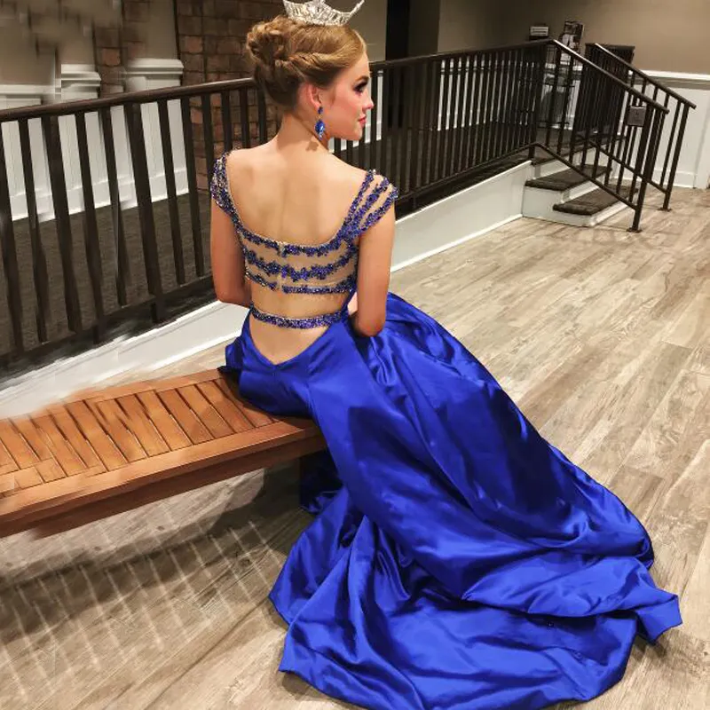 2019 Bedövning Prom Klänningar Beaded Capped Shoulder Black Royal Blue Satin Aftonklänningar Klipp ut Open Back Formella klänningar Anpassad