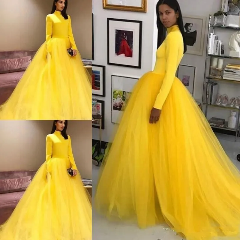 Robes de bal jaune à cou haut