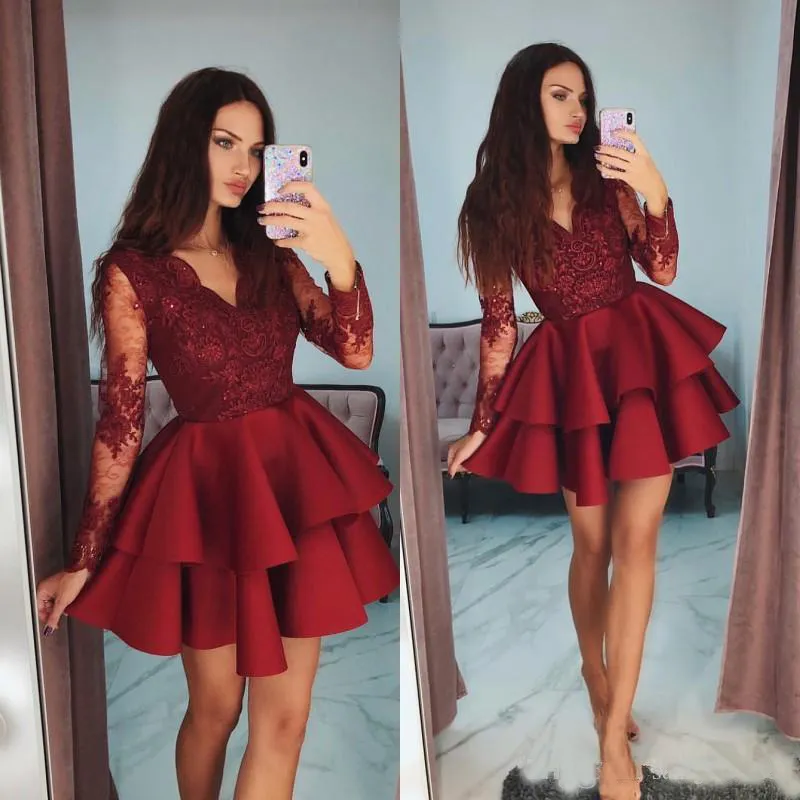 Apliques corto celebridad de coctel del vestido rojo con cuello en V con estilo gradas de Apliques corto celebridad de coctel del vestido rojo con cuello en V con estilo gradas de