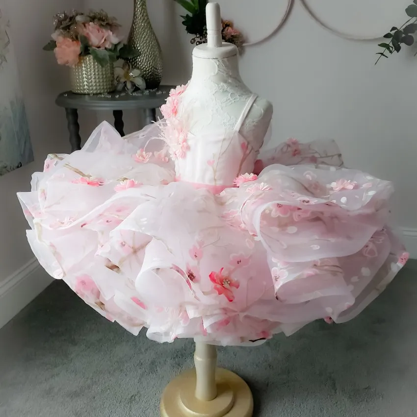 Härlig prinsessa kort blomma flicka klänningar för bröllop 3d appliqued pastaant klänningar tiered organza knä längd pärlstav första kommunion klänning