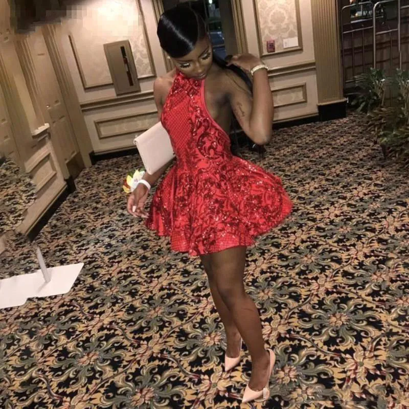 Ny sexig röd halter cocktail klänningar spets applikationer paljetter homecoming klänning rygglös kort prom klänning mini kjol bc1323