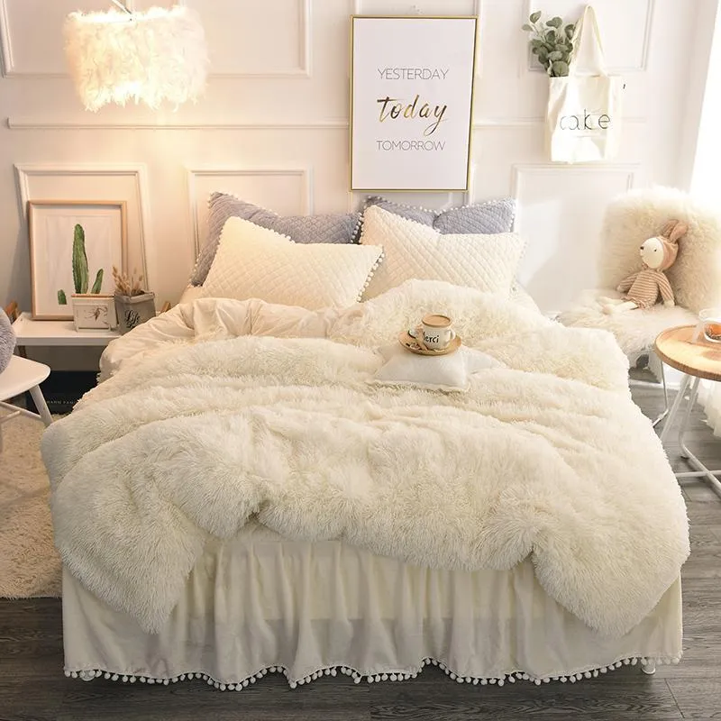 4PCS luxo Plush Shaggy edredon cobrir Set acolchoado Pompoms Fringe Ruffles Bedskirt Pillow Shams cama Set gêmeo completa Rainha Rei