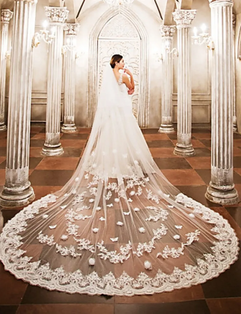 2019 Designed Wedding Veils 대성당 길이 신부 베일 레이스 컷 엣지 Appliqued One Layers 무료 빗으로 맞춤형 신부 베일
