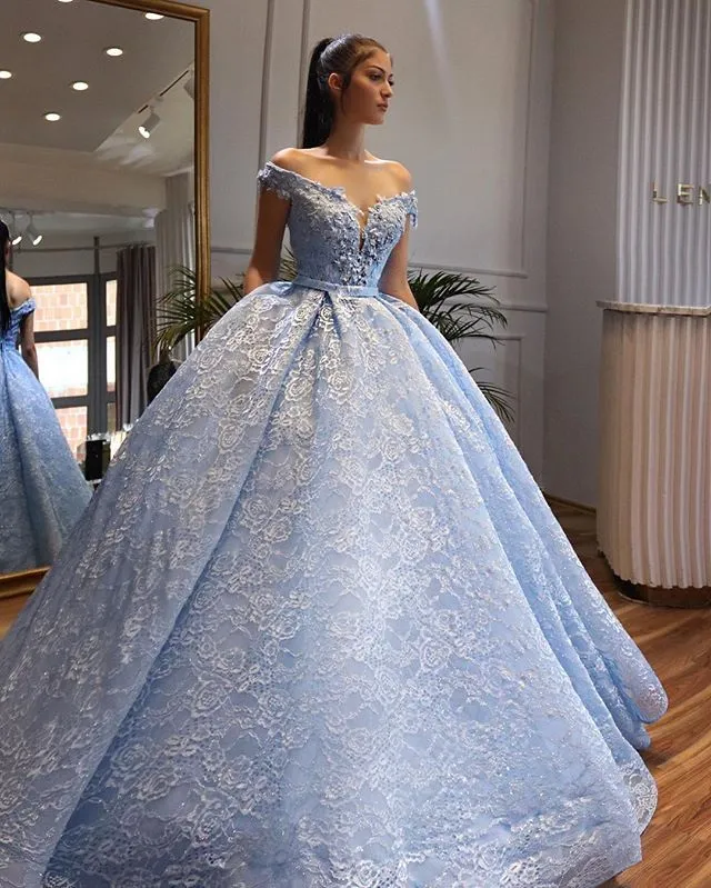 2019 oförglömlig ljusblå boll gowen weddng klänningar ruffle spets av axel djupa v nacke brud bröllopsklänningar spets-up back