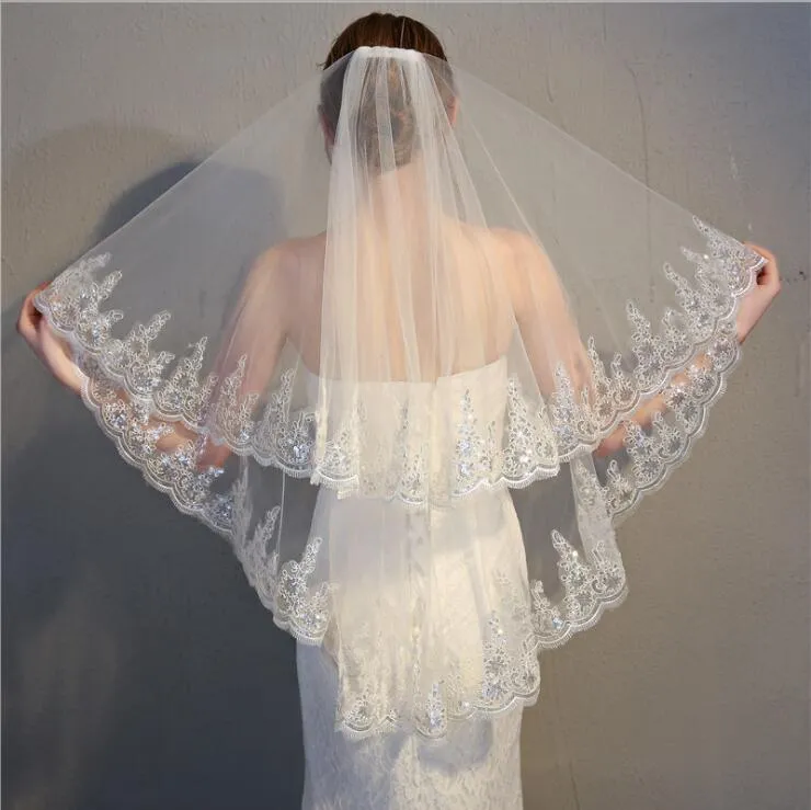 Billiga Kort Bröllopsveils Lace Applique Edge Två lager Sequins Bridal Veils Custom Made Free Shipping Veil