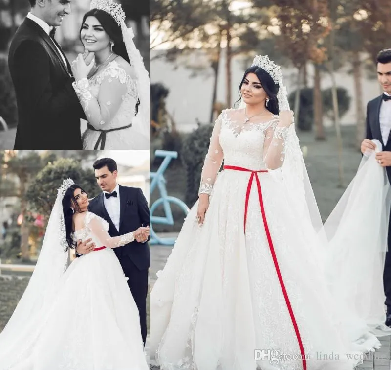 2019 Arabisk bröllopsklänning Utsökta bollklänning Sheer Långärmade Lace Appliques Church Formell Bride Bridal Gown Plus Storlek Anpassad