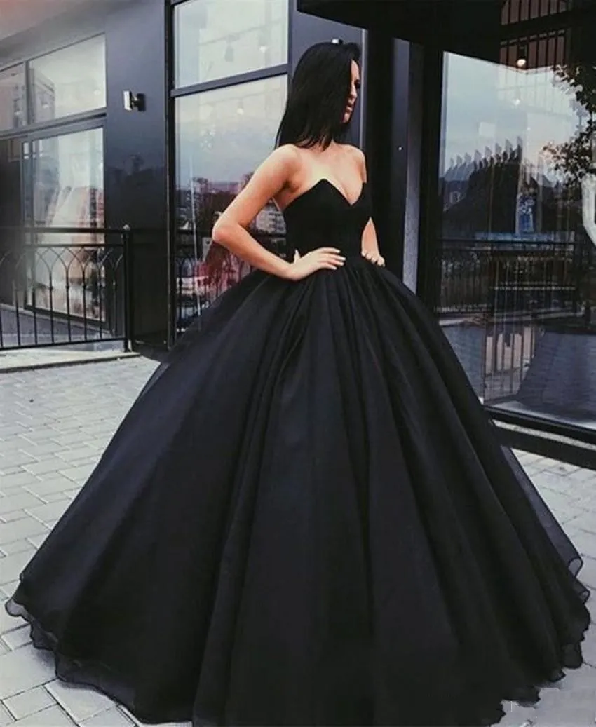 2024 Enkel billig svart boll quinceanera klänningar älskling tyll organza puffy sweet 16 party plus size open rygg prom afton klänning 403