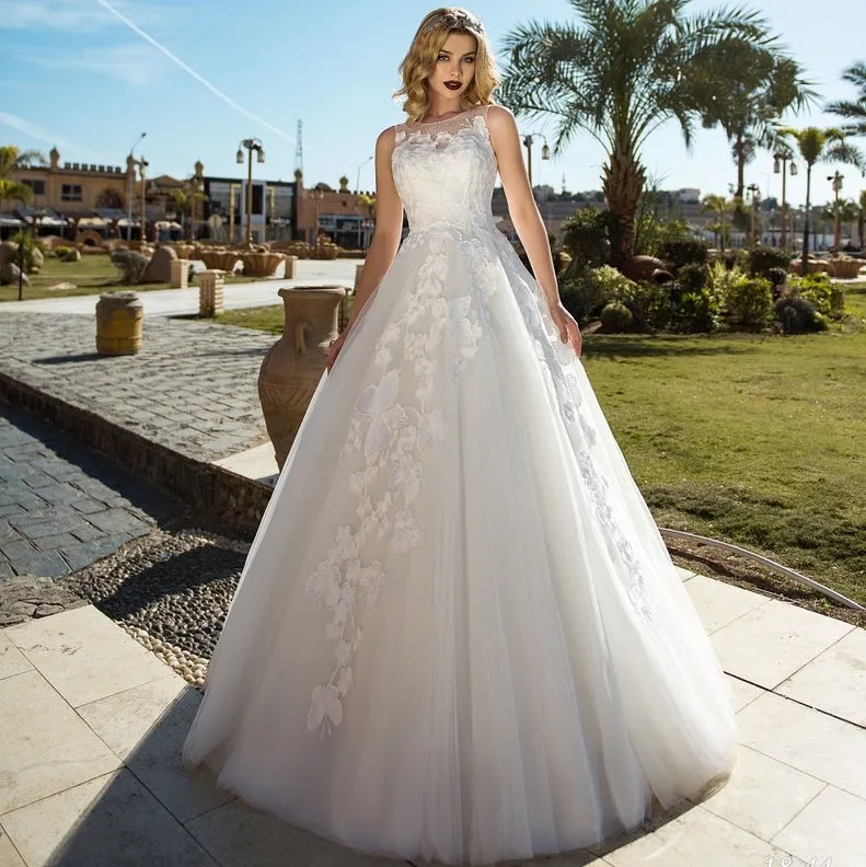 Snygg A Line Lace Appliqued Bröllopsklänningar Sheer Bateau Neck Sequined Bridal Gowns Tulle Sweep Train Robe de Mariée