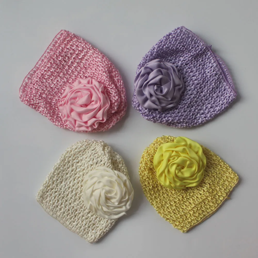 50 pcs élastique tricot crochet chapeau avec 8 cm roulé satin tissu fleur pour bébé filles cheveux fournitures