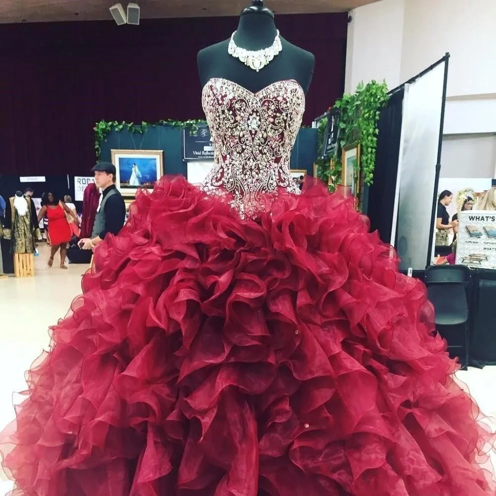 Cristalli scintillanti Abito da ballo con perline Abiti Quinceanera Borgogna Organza Sweetheart Cascading Ruffles Sweet 16 Pageant Abiti da festa BC1893