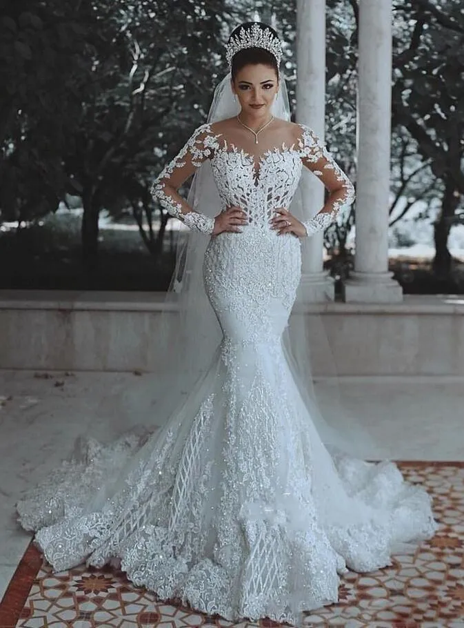 Elegante abito da sposa in pizzo bianco con maniche lunghe a sirena trasparente e abiti da sposa con paillettes (abiti da sposa con scollo a barchetta applique