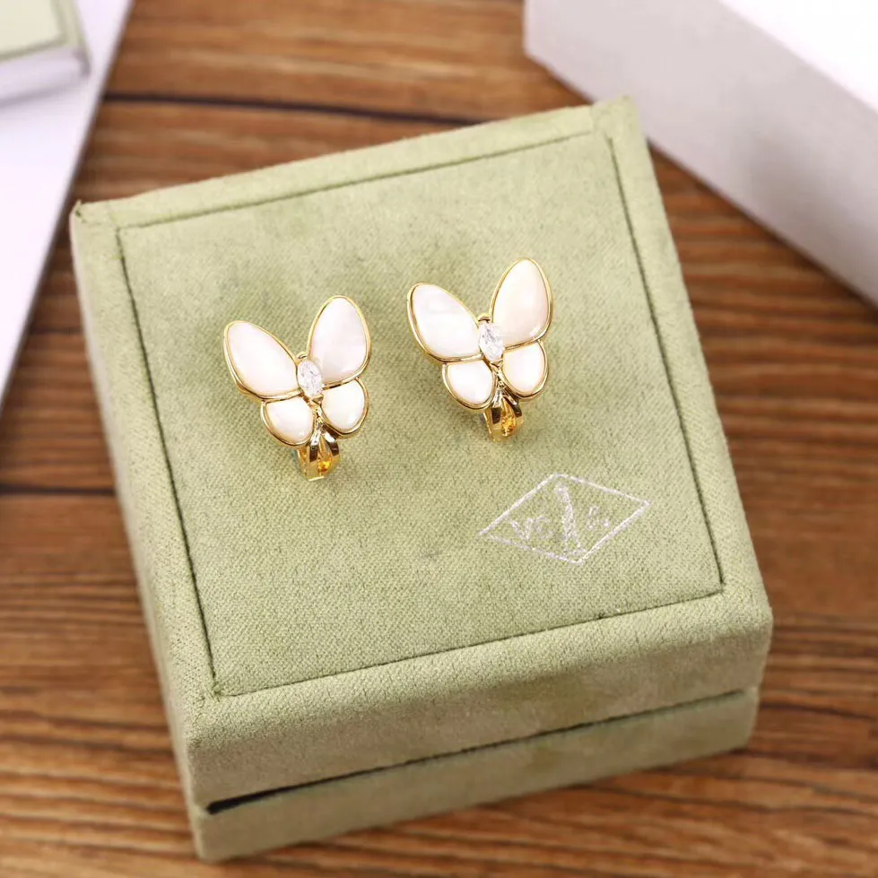 2023 Luxe kwaliteit S925 Silver Charm Earring Butterfly Vormontwerp met natuur witte schaal kralen ontwerp hebben doosstempel PS5067