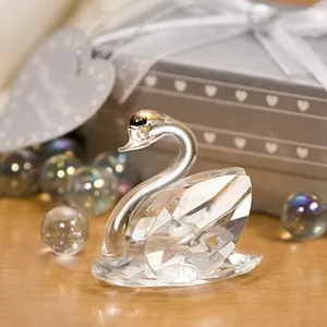 Lot de 50 cadeaux de fête de douche nuptiale au choix Ornement de cygne en cristal dans une boîte cadeau argentée Faveurs de mariage Mini décorations de cygnes en cristal Souvenirs d'anniversaire pour enfants