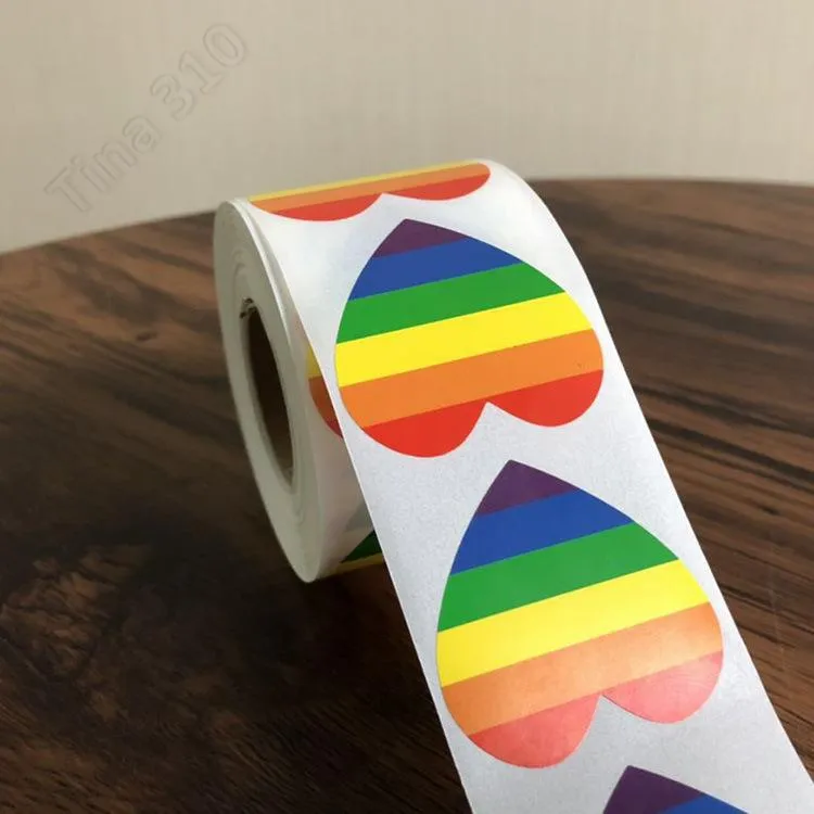 Eine Rolle mit 500 Regenbogenaufklebern, LGBT-Aufklebern, Gay Pride Rainbow Heart-Etikettenaufklebern für Haushaltswandartikel T3I5084