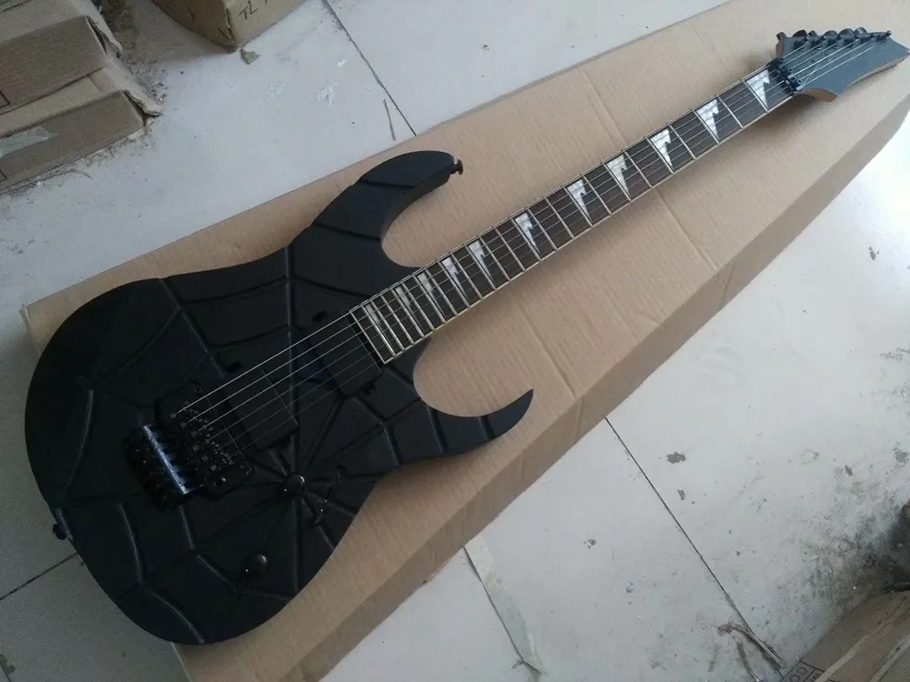 Фабрика Пользовательские матовый черный гитара электрическая с паутиной резьба, Floyd Rose Bridge, Black Hardware, можно подгонять