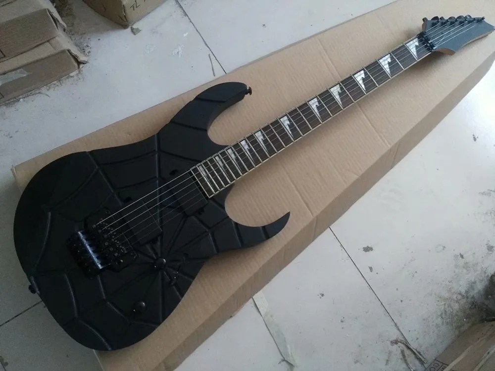 Fabriksanpassad Matte Black Electric Gitarr med Spider Web Carving, Floyd Rose Bridge, Svart hårdvara, kan anpassas