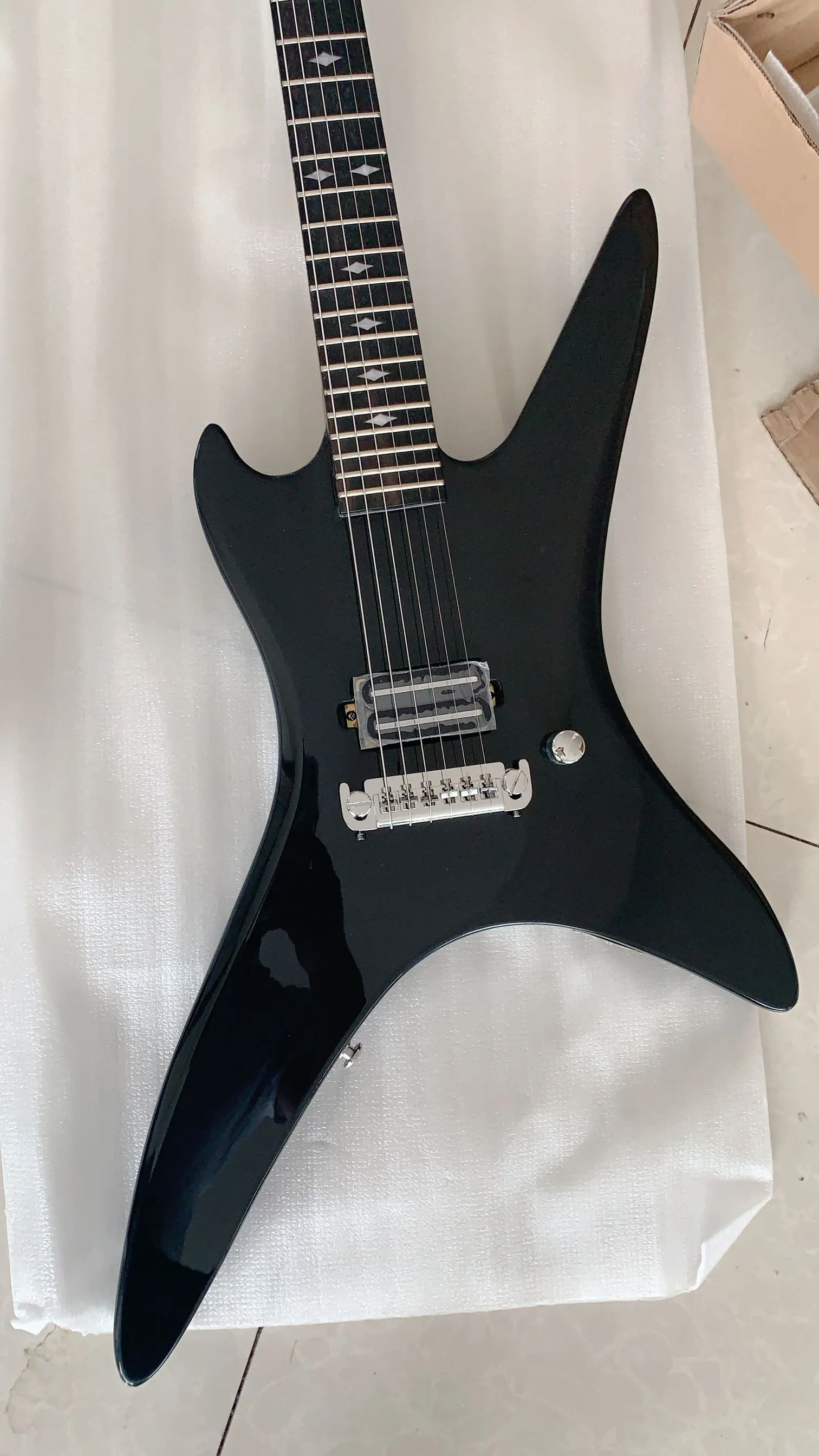 Promozione! Rich Stealth Chuck Schuldiner Chitarra elettrica nera lucida Tastiera in ebano, Cordiera avvolgente, Pickup a ponte singolo