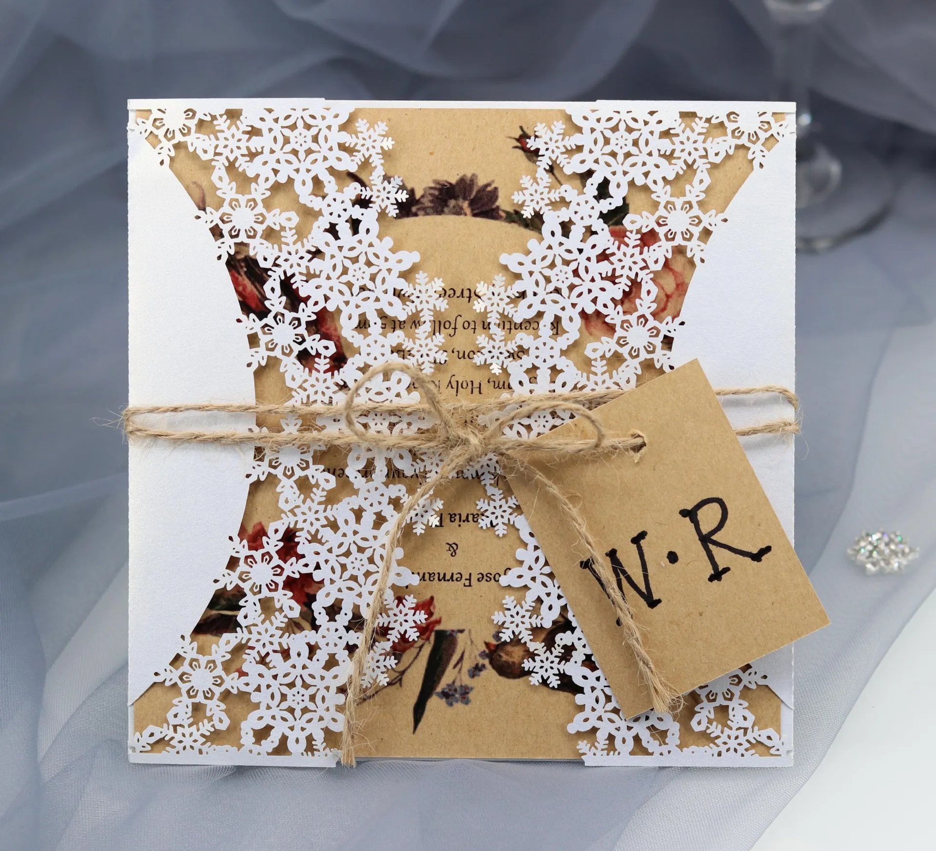 레이저 컷된 결혼식 초대장 OEM 멀티 색상에서 눈송이와 함께 사용자 정의 된 속이 빈 접힌 개인화 된 결혼식 초대 카드 BW-HK67