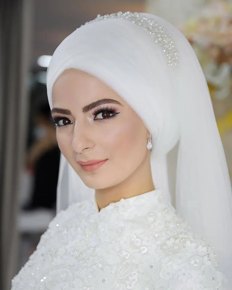 Branco Muçulmano Véus Nupciais 2019 Pérolas Pérolas Tule Wedding Hijab para Arábia Saudita Noivas Custom Feito Fingertip Comprimento Bridal Veils