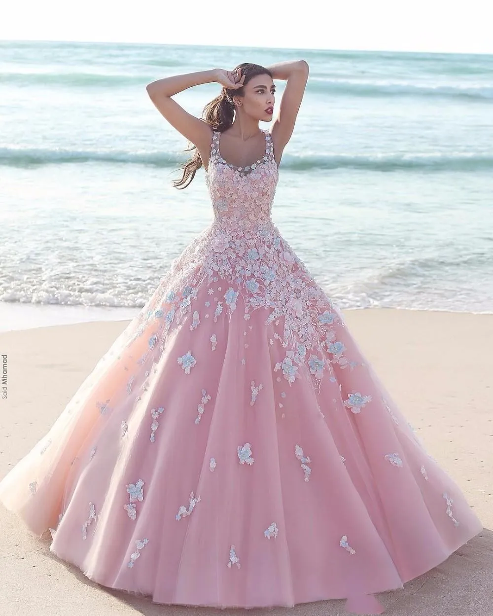 Principessa Floral Floral Pink Ball Gown Quinceanera Abiti Applique Tulle Scoop Sticking Senza Maniche Corpetto Lungo Prom Dresses Formal Party
