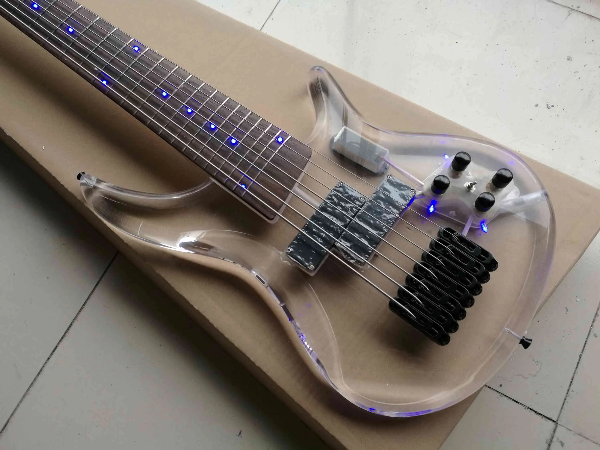 Zeldzaam 7 snaren bas acryl led-verlichting lichaam elektrische basgitaar 24 frets china bas trans acryl body hoofd led lichte echte foto