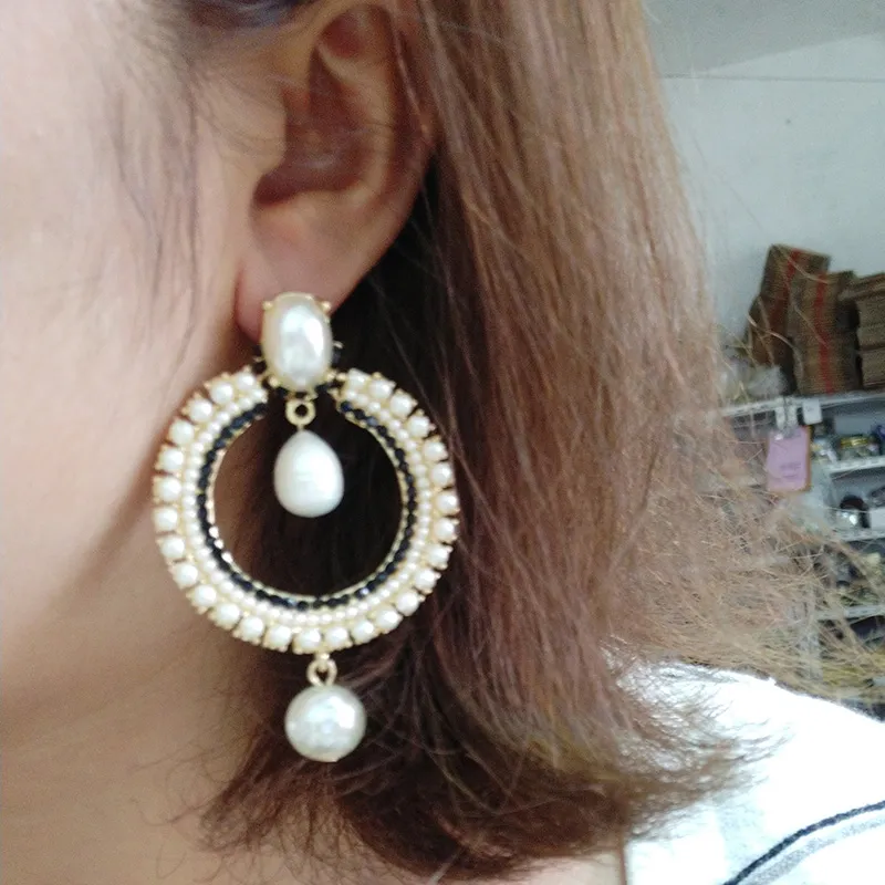 Fashion-Round Pearl Tassel Örhängen ljuskrona Hängande Långa Örhängen Guldfärg Multilayer Pearl Earing Mode Smycken