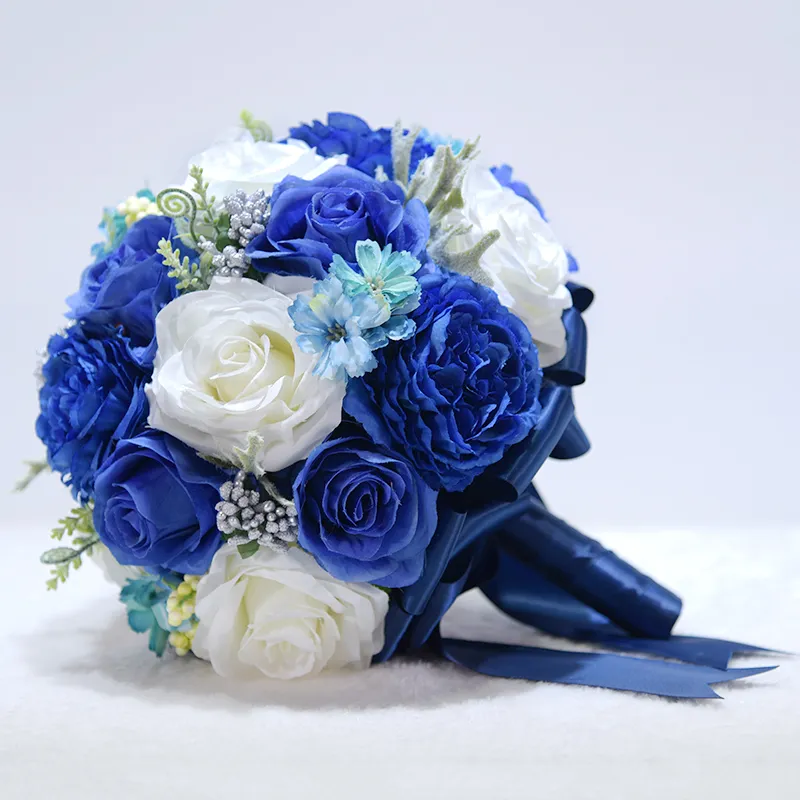 Flores azules de la boda elegante dama de honor nupcial que sostiene el ramo  de la
