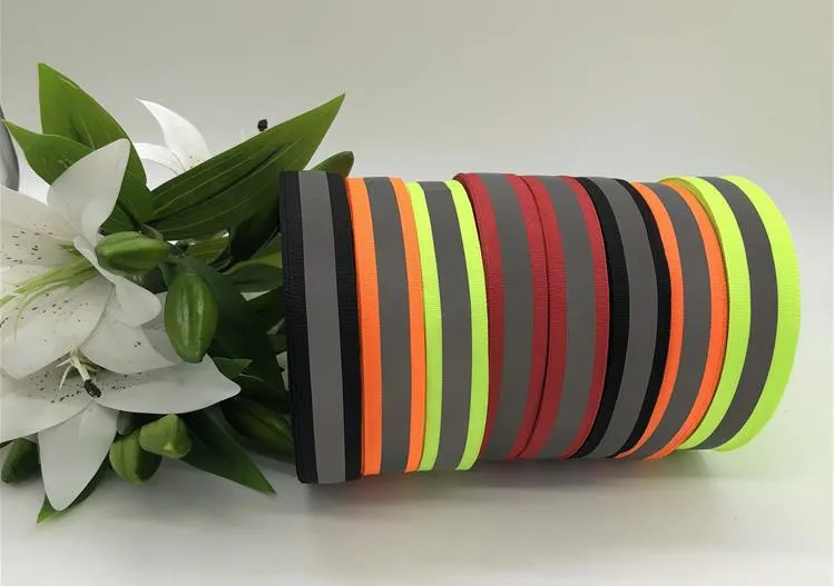 2,5 * 0,8 cm bred synlighet Reflekterande trafiksignal Polyesterband Tape för Kläder Skor Väska Fluorescerande VARNING Säkerhetsrelektion av ljusbandet