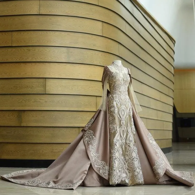 Abito da ballo in pizzo nobile Abiti da sposa Collo alto Maniche lunghe Abiti da sposa Strascico cattedrale Bottoni ricoperti di raso Indietro robes de mari￩e