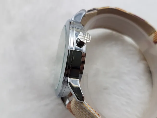 2018 novo vestido de moda Diamond Wristwatch Brand colorido C Genuíno relógio de couro Relógios Women Women Clock Full Diamond Square Di8270387