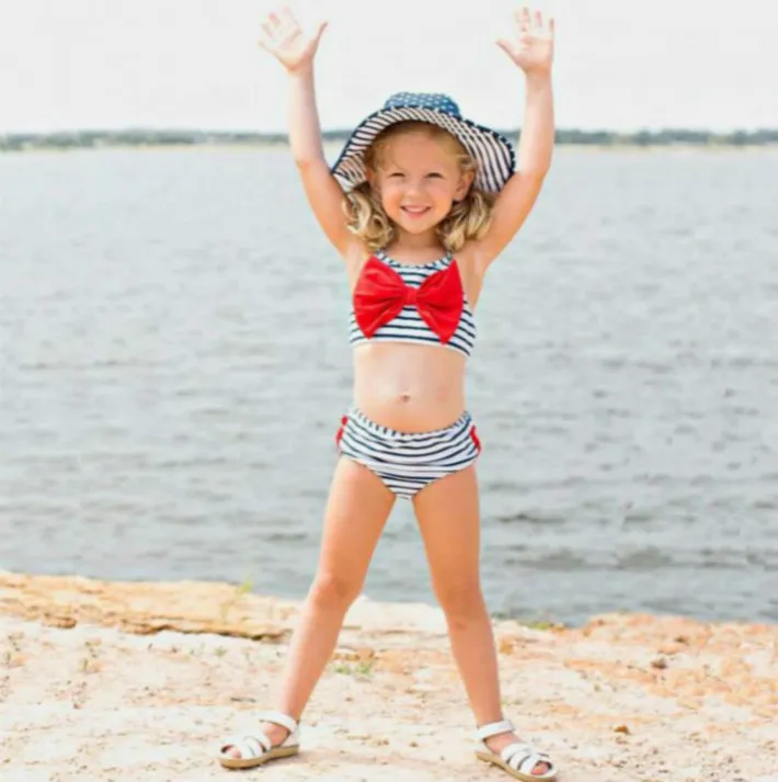 Flickor Mode Swimming Passar Barn Kids Designer Stripe Tryckt Sling Style Två Pieces Swim Kläder Set Barn Casual Söt Badkläder Topp Quali