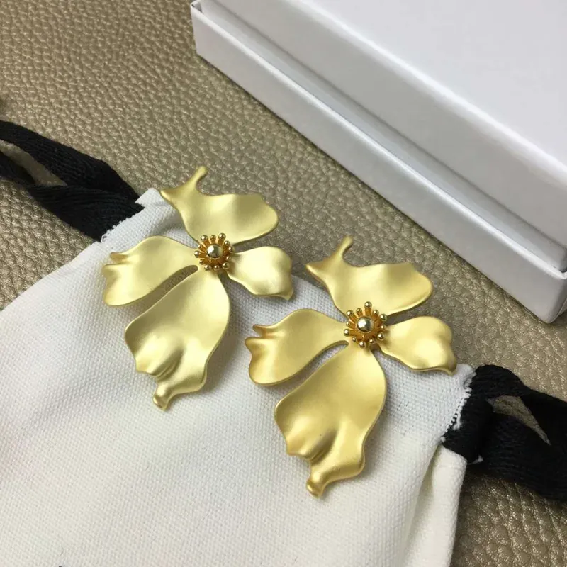 Élégant Femmes Boucles D'oreilles De Haute Qualité Jaune Or Plaqué Fleur Boucle D'oreille pour Filles Femmes pour Mariage Partie Beau