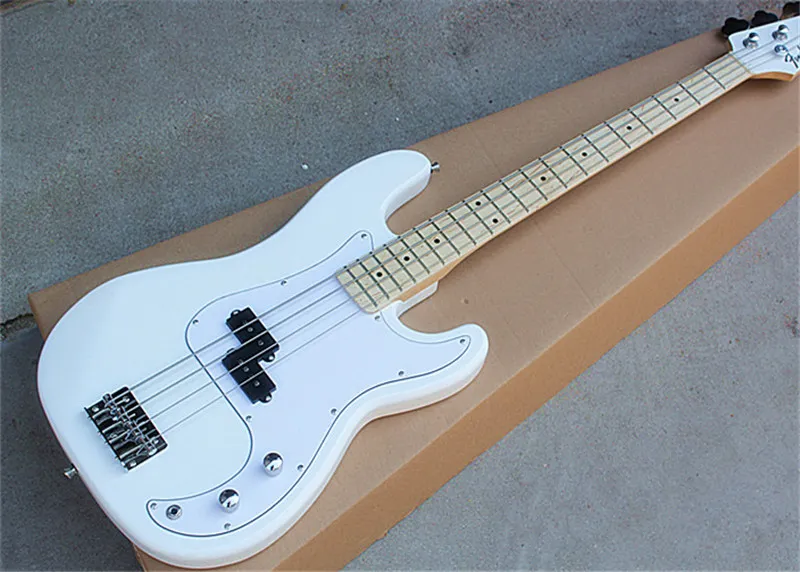 Hurtowa niestandardowa biała 4-strunowa elektryczna gitara basowa z białą maskownicą, chromowanym osprzętem, klonową podstrunnicą, można dostosować.