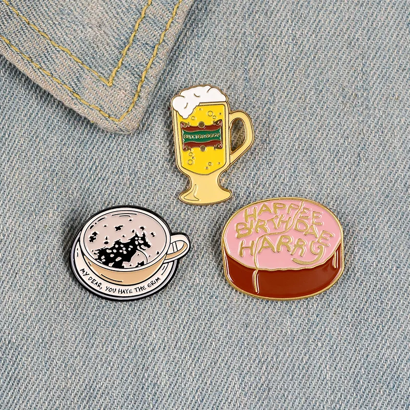 Xícara de café esmaltada broche feminino, broche rosa, bolo amarelo, caneca de cerveja, lapela, crachá, aniversário, desenho animado, camisa criativa, bolsa, joias, presentes