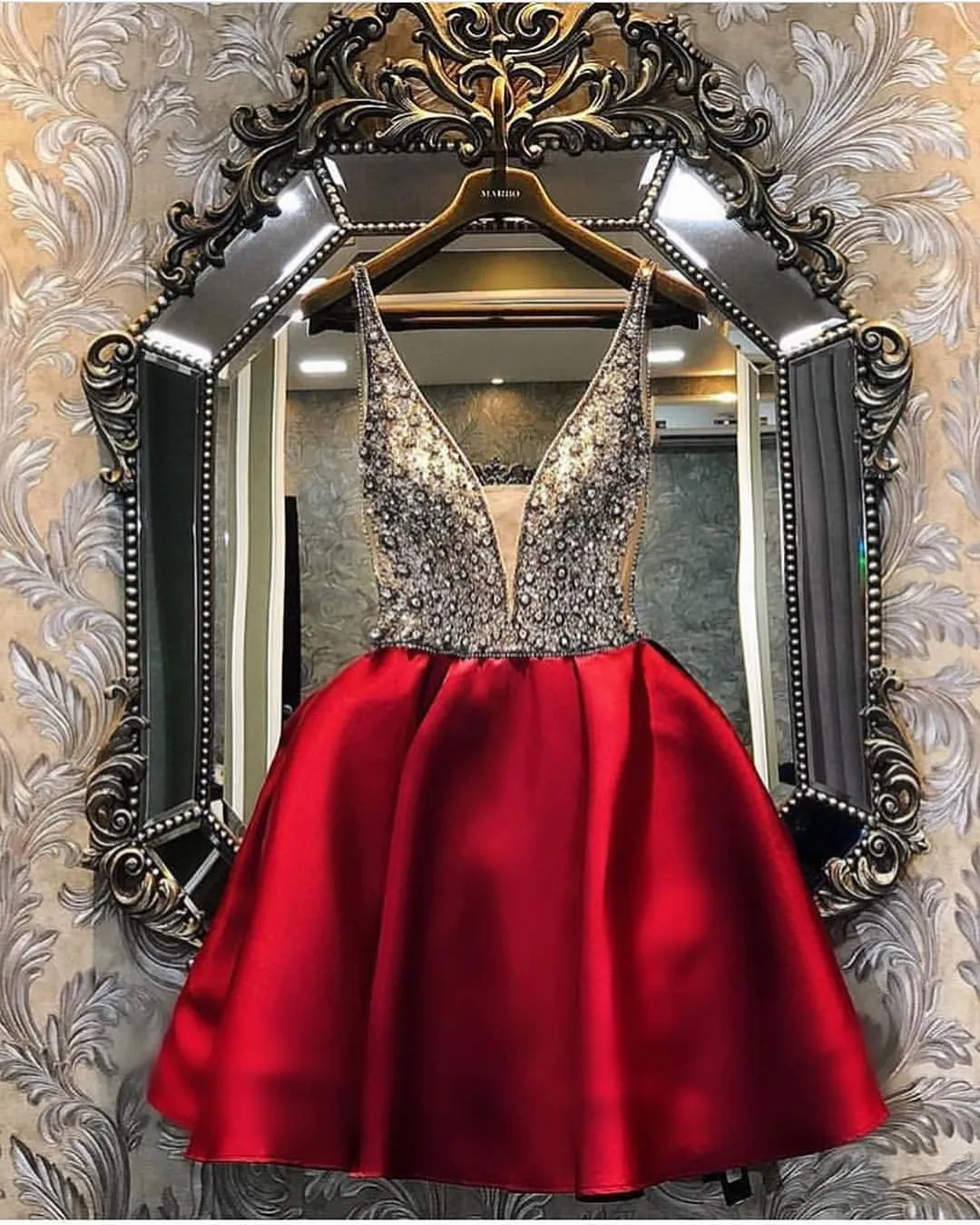 Cristais frisados ​​de Borgonha 2019 Vestidos Homecoming Espaguete A-Linha Vestidos de formatura de cetim sexy elegante vestidos de cocktail curtos